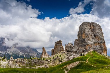 Dolomitlerde Nefes Kesen Yaz Günü Cinque Torri 'nin Sahne Manzarası, İtalyan İkonik Dağ Manzarası