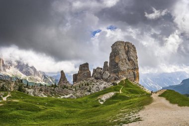 Dolomitlerde Nefes Kesen Yaz Günü Cinque Torri 'nin Sahne Manzarası, İtalyan İkonik Dağ Manzarası