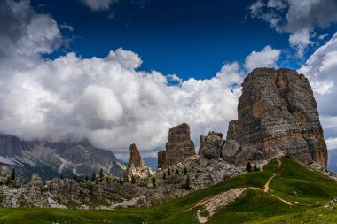 Dolomitlerde Nefes Kesen Yaz Günü Cinque Torri 'nin Sahne Manzarası, İtalyan İkonik Dağ Manzarası