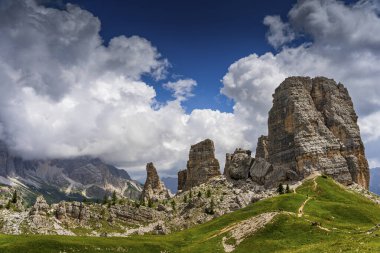 Dolomitlerde Nefes Kesen Yaz Günü Cinque Torri 'nin Sahne Manzarası, İtalyan İkonik Dağ Manzarası