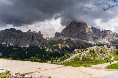Dolomitlerde Nefes Kesen Yaz Günü Cinque Torri 'nin Sahne Manzarası, İtalyan İkonik Dağ Manzarası