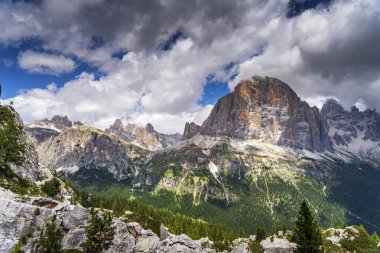 Dolomitlerde Nefes Kesen Yaz Günü Cinque Torri 'nin Sahne Manzarası, İtalyan İkonik Dağ Manzarası