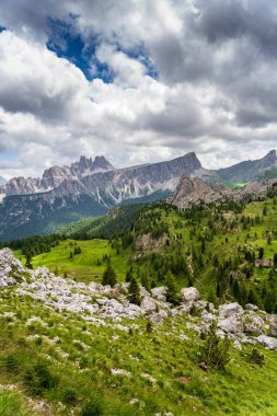 Dolomitlerde Nefes Kesen Yaz Günü Cinque Torri 'nin Sahne Manzarası, İtalyan İkonik Dağ Manzarası