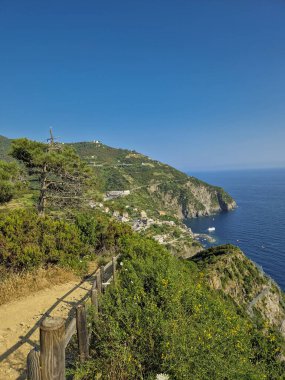 Cinque Terre, Liguria, İtalya 'da Vernazza' dan Corniglia 'ya Manzaralı Yürüyüş Yolu
