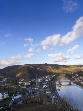 Cochem, Almanya 'nın pitoresk şehri Moselle Vadisi' nin göbeğinde geceleri parlar. Cochem ortaçağ cazibesinin, üzüm bağı kaplı tepelerin ve romantik manzaranın sihirli bir karışımını sunar..