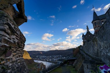 Cochem, Almanya 'nın pitoresk şehri Moselle Vadisi' nin göbeğinde geceleri parlar. Cochem ortaçağ cazibesinin, üzüm bağı kaplı tepelerin ve romantik manzaranın sihirli bir karışımını sunar..