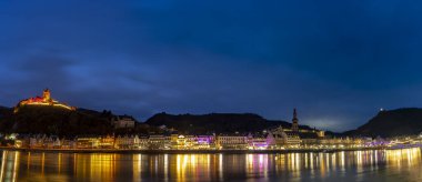 Cochem, Almanya 'nın pitoresk şehri Moselle Vadisi' nin göbeğinde geceleri parlar. Cochem ortaçağ cazibesinin, üzüm bağı kaplı tepelerin ve romantik manzaranın sihirli bir karışımını sunar..