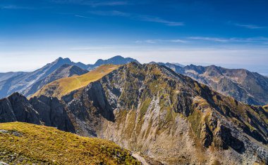 Romanya 'nın nefes kesici Fagaras Dağları. Balea Gölü yakınlarındaki yürüyüş parkurundan ve Transfagarasan Yolu 'ndan görüldüğü gibi çarpıcı bir yaz manzarası.