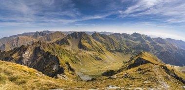 Romanya 'nın nefes kesici Fagaras Dağları. Balea Gölü yakınlarındaki yürüyüş parkurundan ve Transfagarasan Yolu 'ndan görüldüğü gibi çarpıcı bir yaz manzarası.