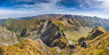 Romanya 'nın nefes kesici Fagaras Dağları. Balea Gölü yakınlarındaki yürüyüş parkurundan ve Transfagarasan Yolu 'ndan görüldüğü gibi çarpıcı bir yaz manzarası.