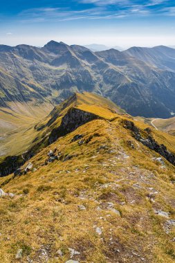 Romanya 'nın nefes kesici Fagaras Dağları. Balea Gölü yakınlarındaki yürüyüş parkurundan ve Transfagarasan Yolu 'ndan görüldüğü gibi çarpıcı bir yaz manzarası.