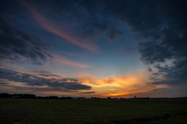 Hollanda, Giethoorn 'un sakin kanalları boyunca uzanan büyüleyici geleneksel Hollanda evi samanlı çatılar, canlı çiçek bahçeleri ve pitoresk ahşap köprüler ile süslenmiş.