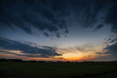 Hollanda, Giethoorn 'un sakin kanalları boyunca uzanan büyüleyici geleneksel Hollanda evi samanlı çatılar, canlı çiçek bahçeleri ve pitoresk ahşap köprüler ile süslenmiş.
