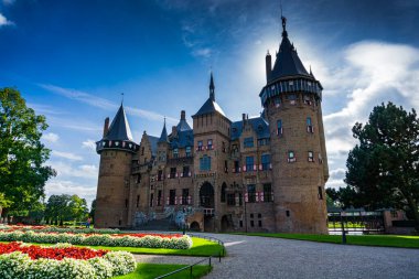 Hollanda 'nın Utrecht kentindeki De Haar Kalesi' nin (Kasteel De Haar) çarpıcı manzarası. Orijinal temelleri üzerine yeniden inşa edilen bu muhteşem şato 1892 yılına dayanıyor.