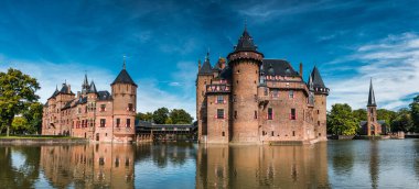 Hollanda 'nın Utrecht kentindeki De Haar Kalesi' nin (Kasteel De Haar) çarpıcı manzarası. Orijinal temelleri üzerine yeniden inşa edilen bu muhteşem şato 1892 yılına dayanıyor.