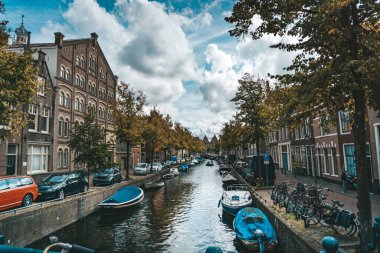 Çekici Yaz Gezintileri Haarlem, Hollanda 'nın Güzel Tarihi Caddelerinde Resimli Hollanda Kaçışı