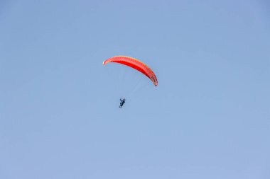 Bir adam gökyüzünde bir paraglider uçuruyor. Yüksek kalite fotoğraf