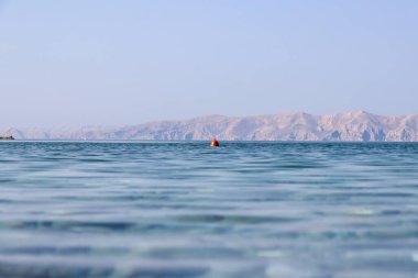 Ufukta kırmızı bir şamandıra görünüyor. Yüksek kalite fotoğraf