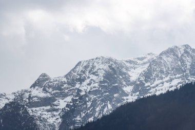 İlkbaharda Avusturya 'da karla kaplı dağlar. Yüksek kalite fotoğraf