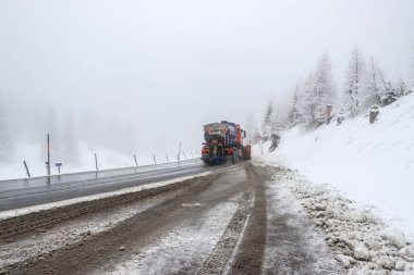 Kar küreme aracı siste, kar temizliyor. Yüksek kalite fotoğraf