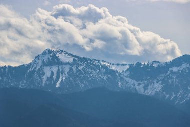 İlkbaharda Avusturya 'da karla kaplı dağlar. Yüksek kalite fotoğraf