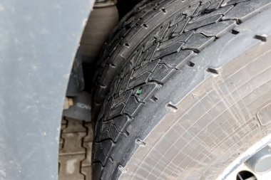 Adam patlak bir lastiği kamyona pompalıyor, hayat bir kamyona nasıl lastik takılacağını hackliyor.