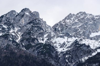 İlkbaharda Avusturya 'da karla kaplı dağlar. Yüksek kalite fotoğraf
