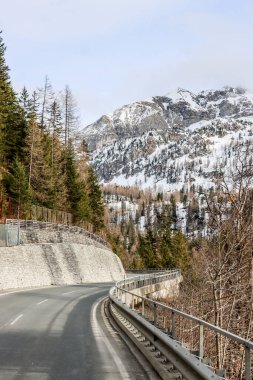 İlkbaharda Avusturya 'da karla kaplı dağlar. Yüksek kalite fotoğraf