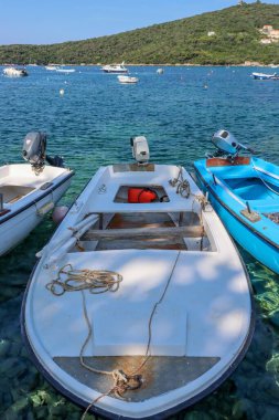 Açık deniz suyunda beyaz bir tekne. Yüksek kalite fotoğraf