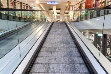 Alışveriş merkezindeki yürüyen merdivende insanlar olmadan. Yüksek kalite fotoğraf