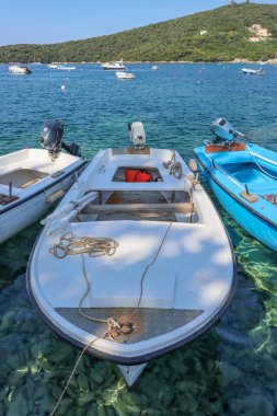 Açık deniz suyunda beyaz bir tekne. Yüksek kalite fotoğraf