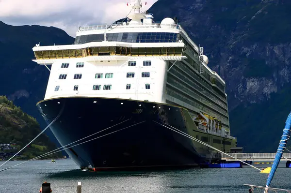 Norveç 'te bir fiyortta demirlemiş bir yolcu gemisi. Yüksek kalite fotoğraf