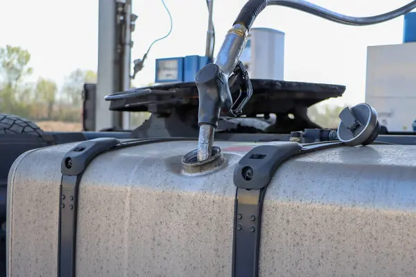 Bir kamyona dizel yakıt dolduruyorum. Bir kamyonun tankında yakıt deposu doldurmak. Yüksek kalite fotoğraf