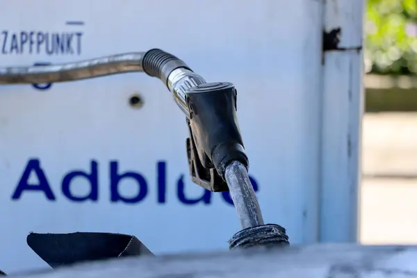 Bir kamyonu AdBlue ile doldurmak. Dolgu başlığı kamyonun tankına yerleştiriliyor. Yüksek kalite fotoğraf