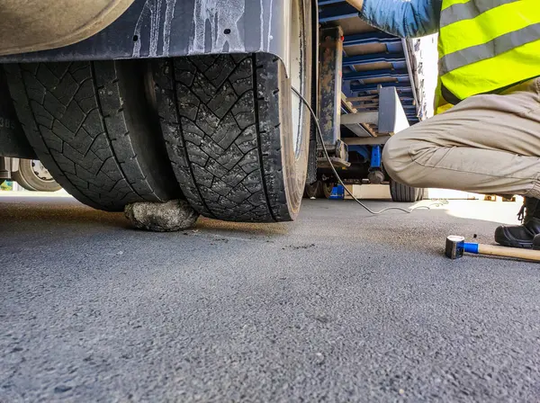 Adam patlak bir lastiği kamyona pompalıyor, hayat bir kamyona nasıl lastik takılacağını hackliyor.