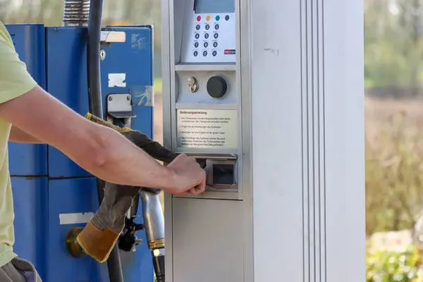 Adam yakıt ikmali yaptıktan sonra makbuz alıyor. Yüksek kalite fotoğraf