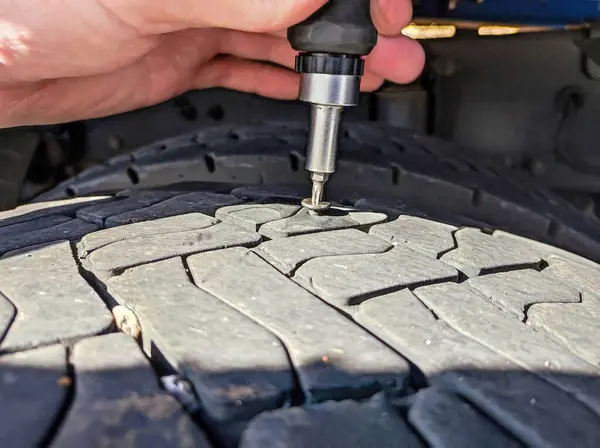 Adam patlak bir lastiği kamyona pompalıyor, hayat bir kamyona nasıl lastik takılacağını hackliyor.