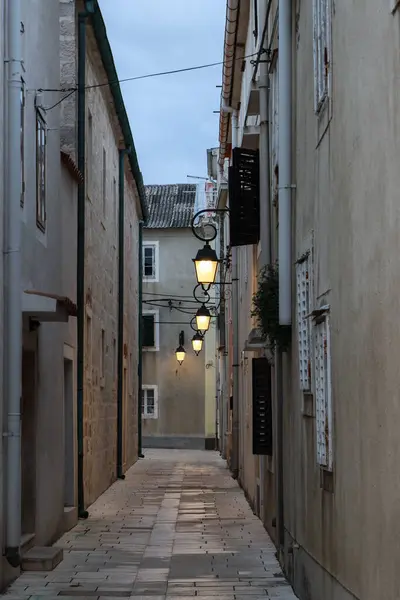 Tarihi bir ortamda sokak lambaları olan antik sokak lambaları Alacakaranlık Yüksek kalite fotoğraf dikey