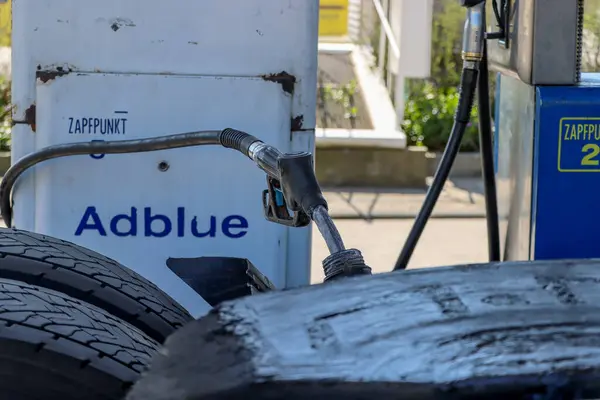 Bir kamyonu AdBlue ile doldurmak. Dolgu başlığı kamyonun tankına yerleştiriliyor. Yüksek kalite fotoğraf