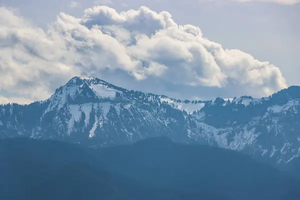 İlkbaharda Avusturya 'da karla kaplı dağlar. Yüksek kalite fotoğraf