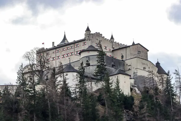 Ele geçirilemez kale Hohenwerfen. Avusturya kaleleri. Yüksek kalite fotoğraf