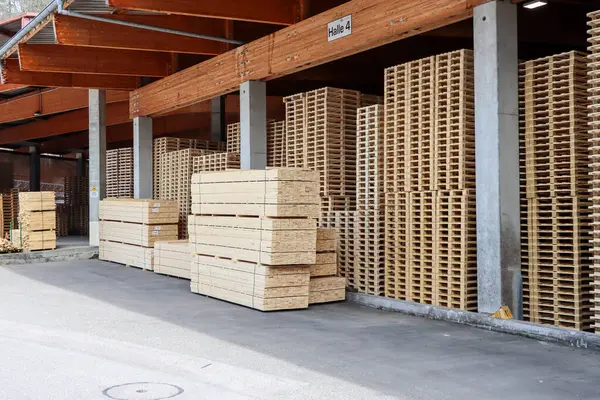 Ahşap paletler depolamak için büyük bir depo. Yüksek kalite fotoğraf