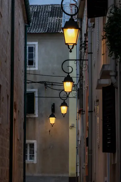Tarihi bir ortamda sokak lambaları olan antik sokak lambaları Alacakaranlık Yüksek kalite fotoğraf dikey