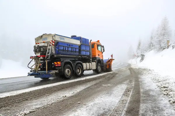 Kar küreme aracı siste, kar temizliyor. Yüksek kalite fotoğraf