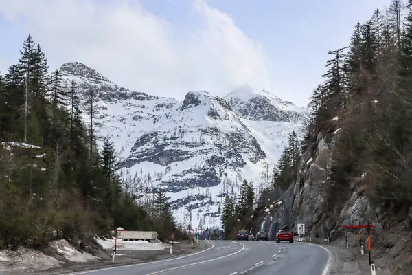 İlkbaharda Avusturya 'da karla kaplı dağlar. Yüksek kalite fotoğraf