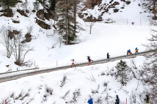 Baharda Avusturya 'daki karlı dağlarda insanlar kayak ve snowboard yapmaya gider. Yüksek kalite fotoğraf