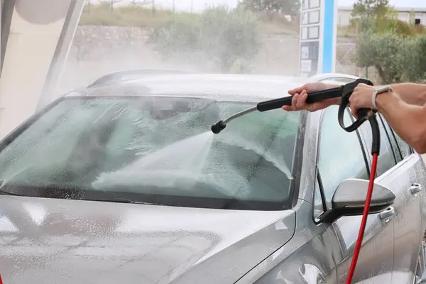 Araba yıkamada yıkanır. Basınçlı su jeti arabanın yüzeyini toz ve çamurdan temizler. Yüksek kalite fotoğraf
