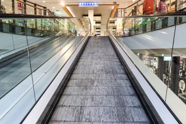 Alışveriş merkezindeki yürüyen merdivende insanlar olmadan. Yüksek kalite fotoğraf