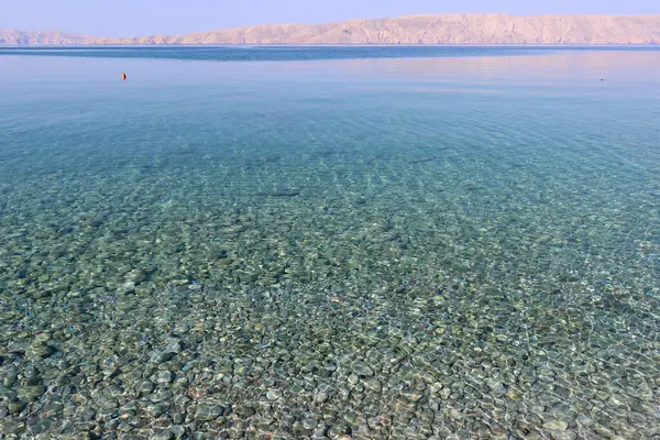 Temiz, şeffaf suyu olan güzel bir deniz koyuna. Yüksek kalite fotoğraf