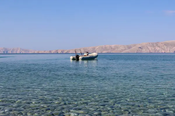 Denizin şeffaf sularında bir tekne. Yüksek kalite fotoğraf